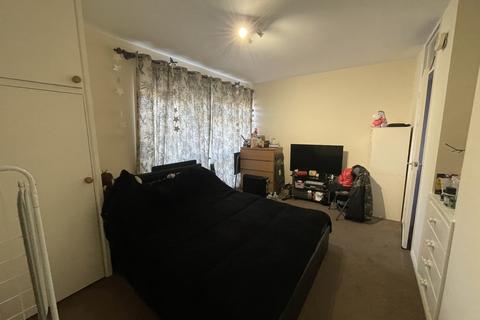 Studio for sale, Queens Court, Newbury