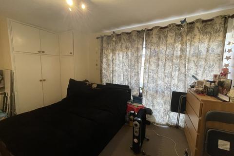 Studio for sale, Queens Court, Newbury