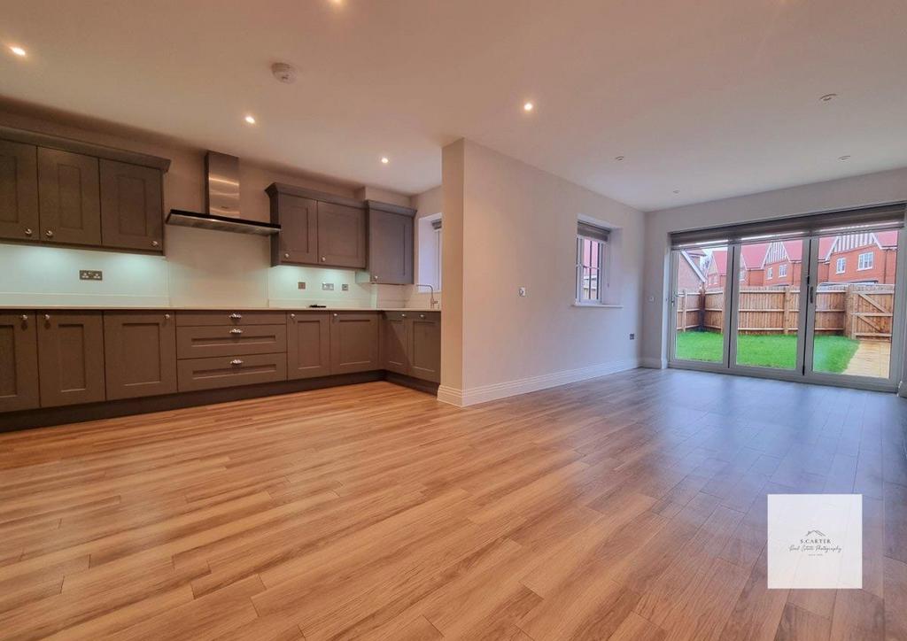 Scholars Avenue, Broxbourne 4 bed semidetached house to rent £2,550