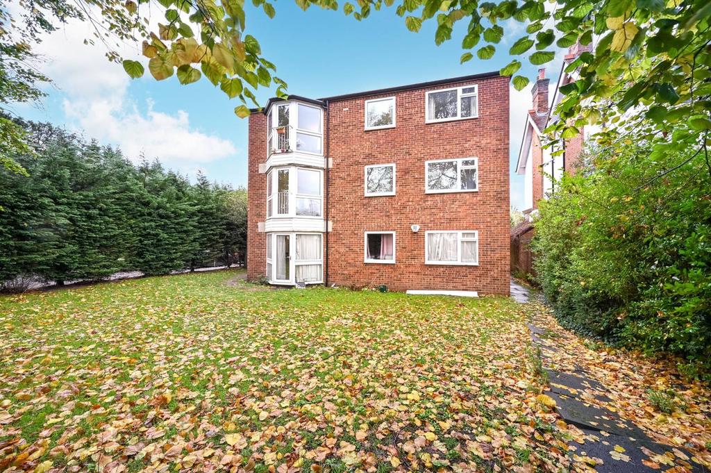 Hill View Road, Twickenham, TW1 2 bed flat £2,200 pcm (£508 pw)