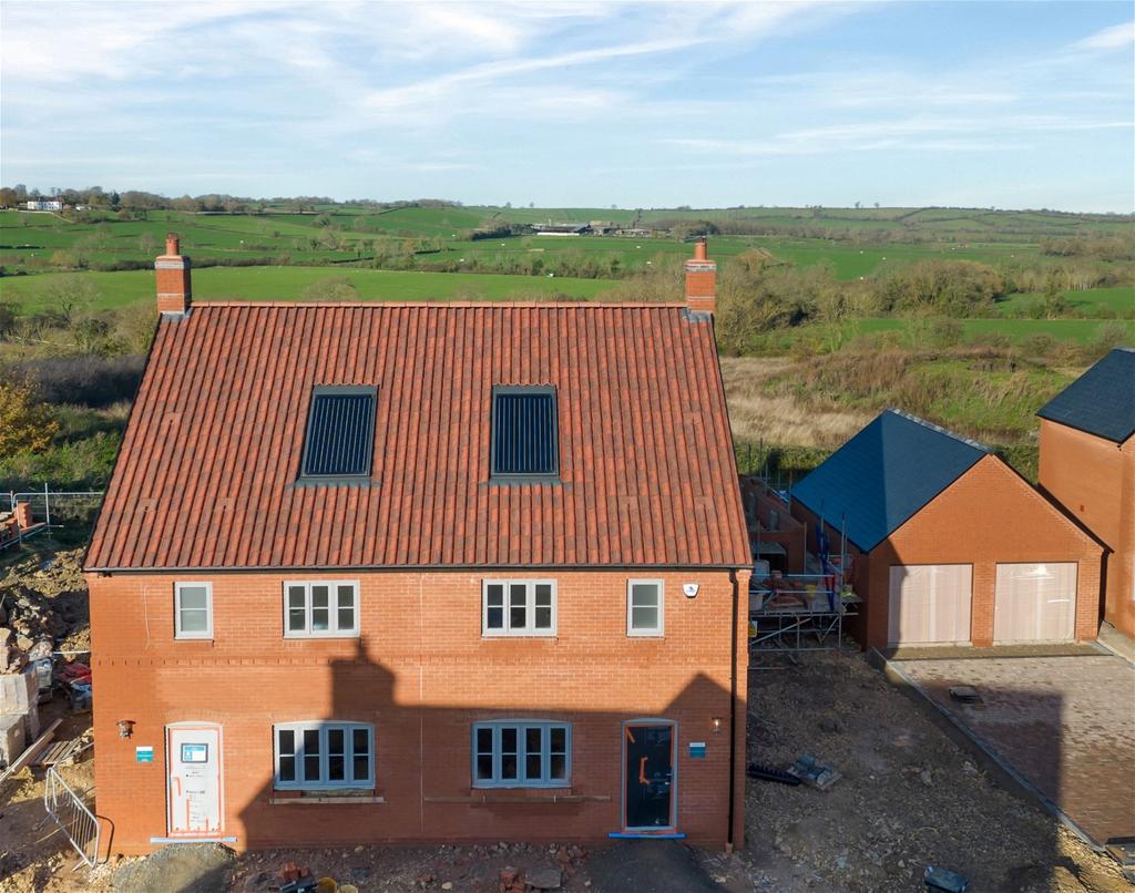 The Oval, Nether Broughton 3 bed semidetached house £325,000