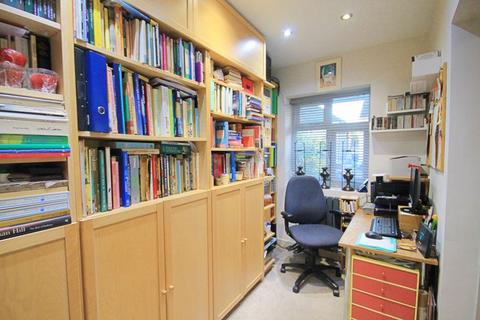 27 Downing Drive, Greenford, UB6 8BD