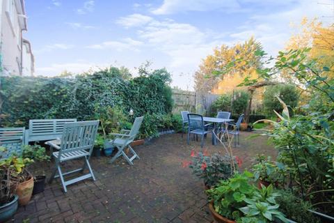 27 Downing Drive, Greenford, UB6 8BD