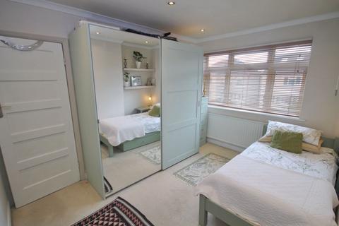 27 Downing Drive, Greenford, UB6 8BD