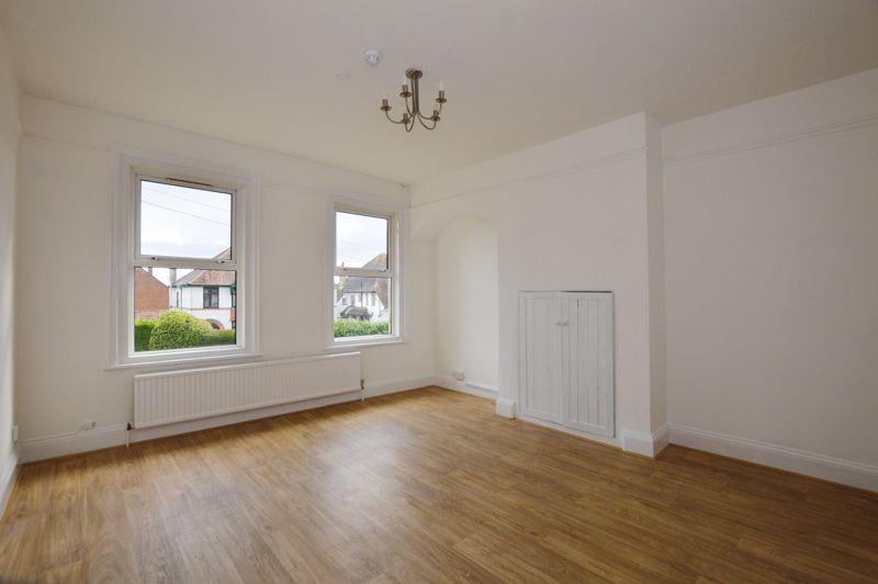 Roman Road, Salisbury 3 Bed Flat - £1,000 Pcm (£231 Pw)