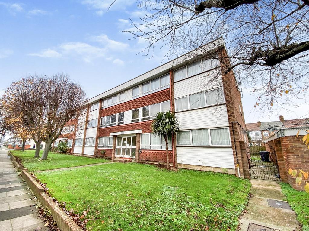 Staines Road, ILFORD, IG1 2 bed ground floor flat for sale £275,000