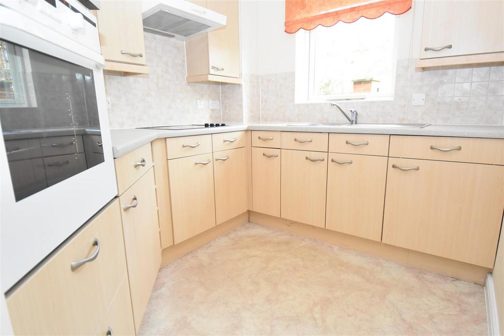 Coachman Court, Rochford 1 bed retirement property £1,150 pcm (£265 pw)