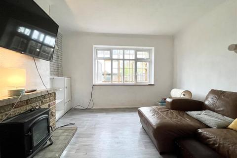 3 bedroom semi-detached house for sale - Danes Way, Pilgrims Hatch, Brentwood