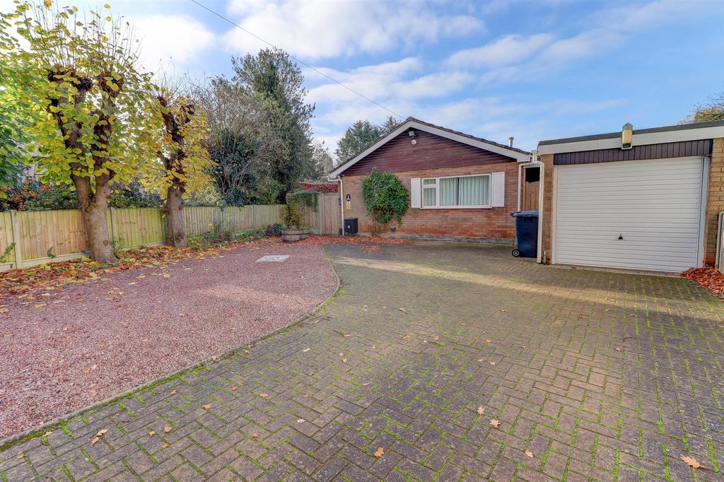 Dunsmore Avenue, Rugby 4 bed detached house £1,595 pcm (£368 pw)