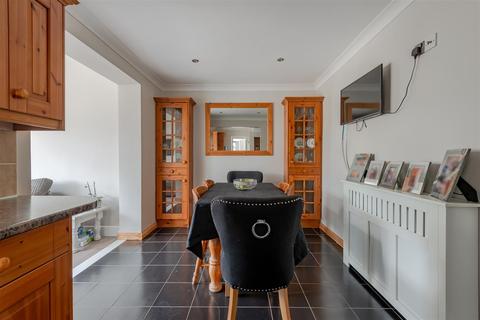 22 Brandsland, Reigate, RH2 7PA
