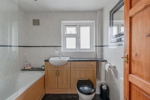 22 Brandsland, Reigate, RH2 7PA