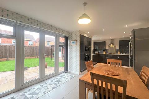 4 bedroom detached house for sale - Chatsworth Drive, Elloughton, Brough