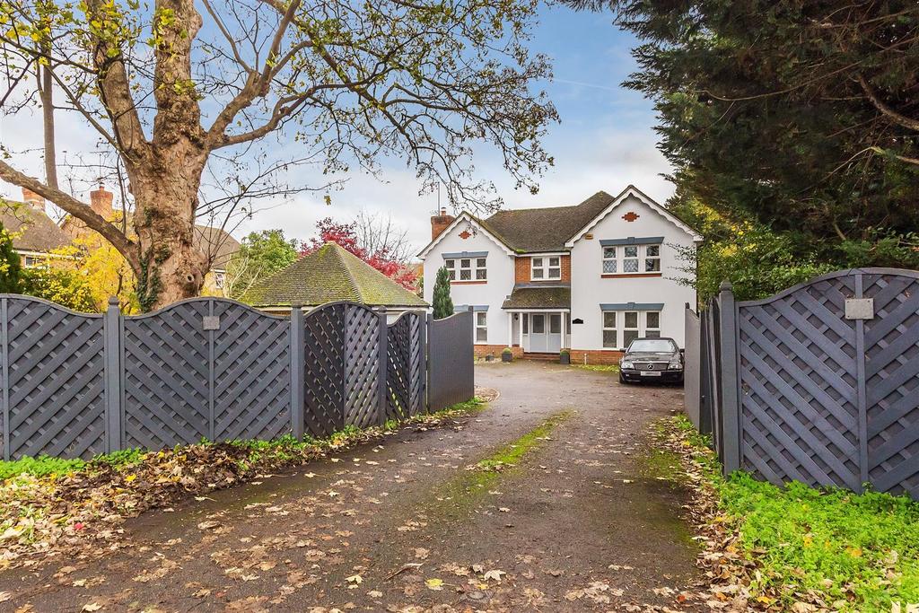 LEATHERHEAD ROAD, LEATHERHEAD, KT22 4 bed detached house £975,000