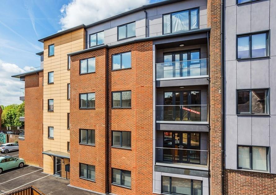 10a Bridge Street, Leatherhead 2 bed flat £349,000