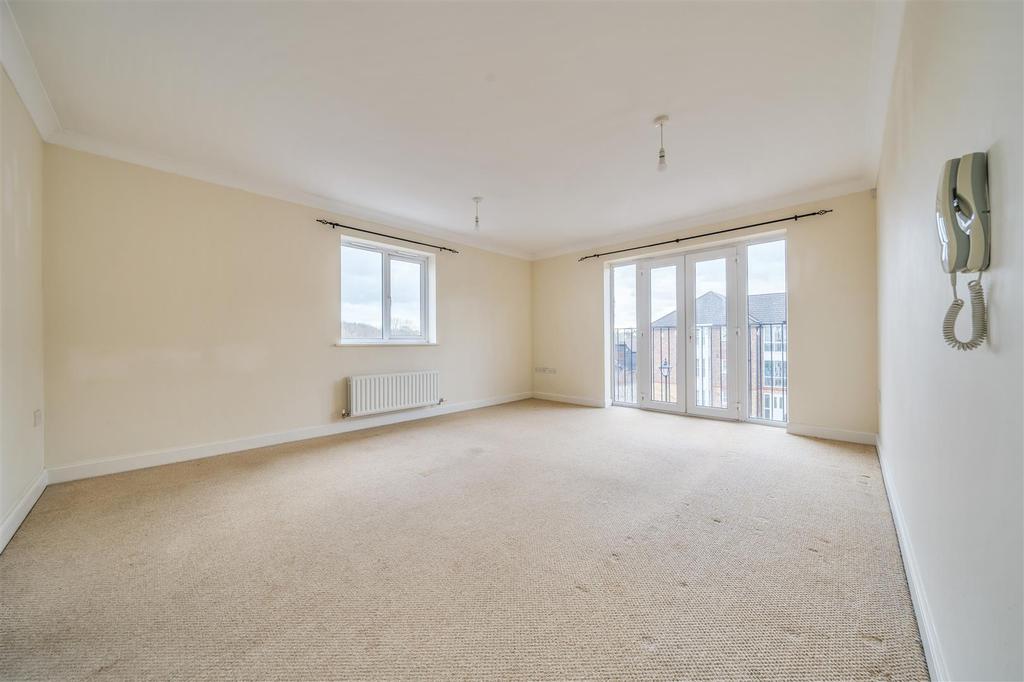 Running Foxes Lane, Ashford 2 bed flat for sale £200,000
