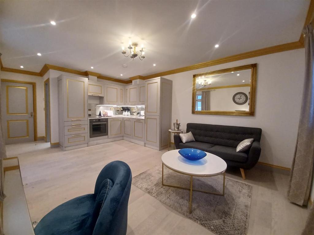 Park View Road, Ealing, W5 2 bed flat £2,100 pcm (£485 pw)