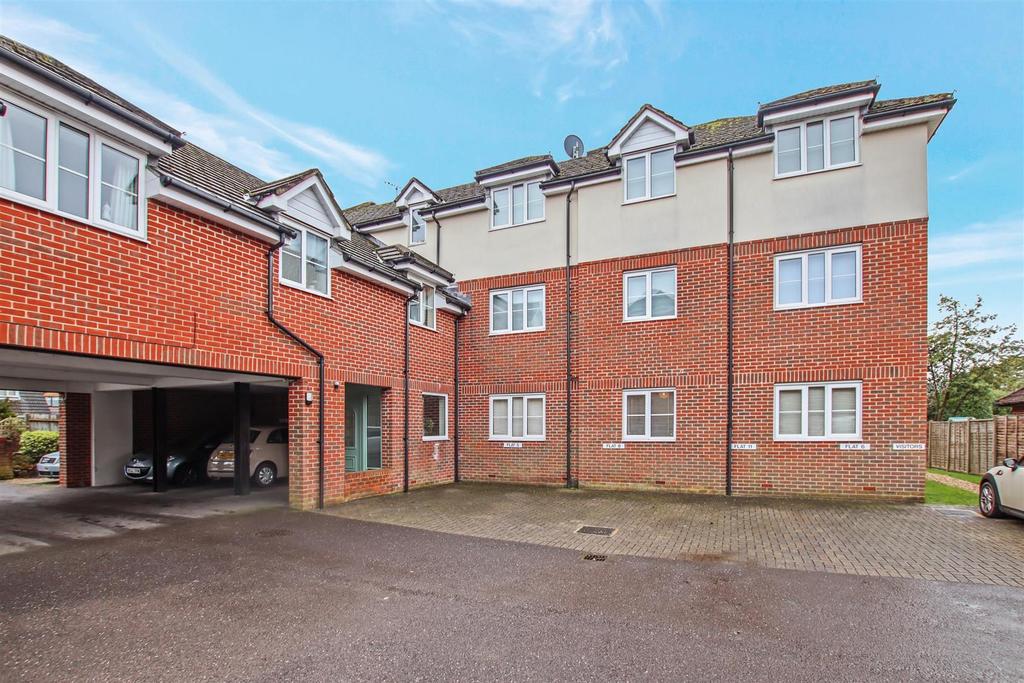 West Dene Court, Warsash Road, Locks Heath 2 bed apartment £1,100 pcm