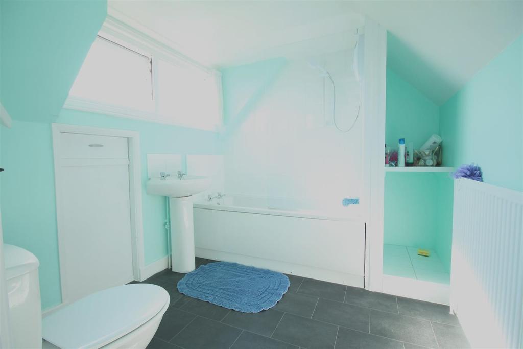 Bedsit 2, 14 B Albert Road Bathroom.JPG