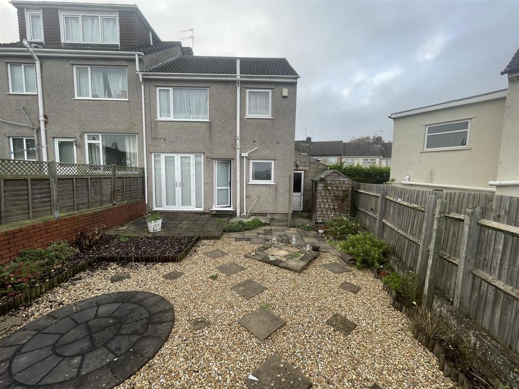 Walnut Crescent, Kingswood, Bristol 3 bed detached house £1,300 pcm