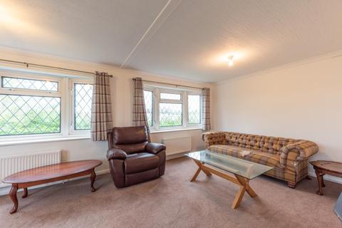 2 bedroom bungalow for sale - 75 Field Close, Greenacres Park, West Bridgford, Nottingham, Nottinghamshire NG2 5AX