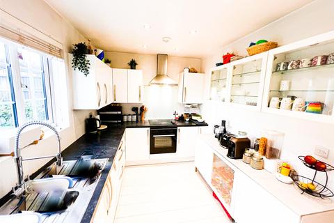 3 bedroom end of terrace house to rent - The Broadway, Loughton