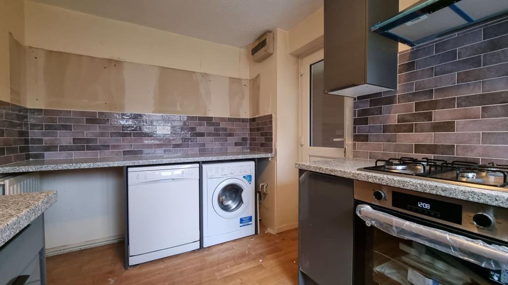 Shereton Grange, Stourbridge 3 bed detached house £950 pcm (£219 pw)