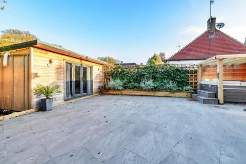 2 Deans Walk, Great Bookham, Leatherhead, KT23 4LY