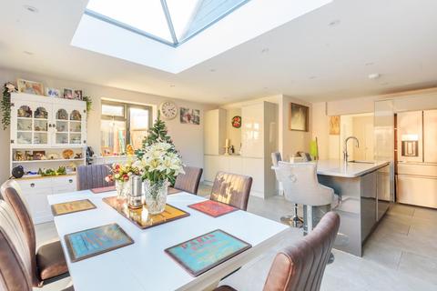 2 Deans Walk, Great Bookham, Leatherhead, KT23 4LY