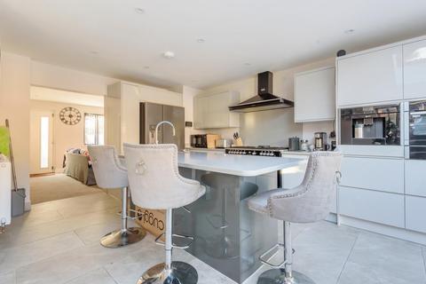 2 Deans Walk, Great Bookham, Leatherhead, KT23 4LY