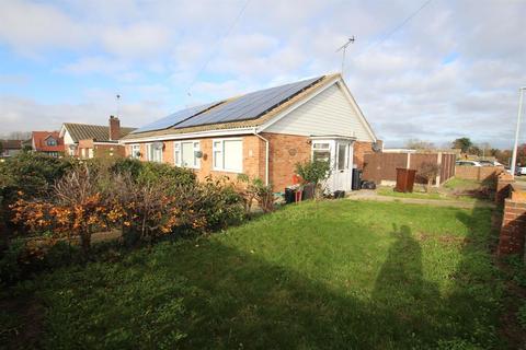 2 bedroom bungalow for sale - Hawthorn Road, Clacton-on-Sea