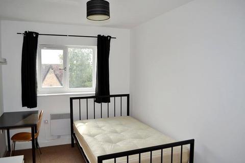 3 bedroom flat to rent, Moss Lane East, Manchester, M14