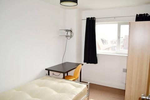 3 bedroom flat to rent, Moss Lane East, Manchester, M14