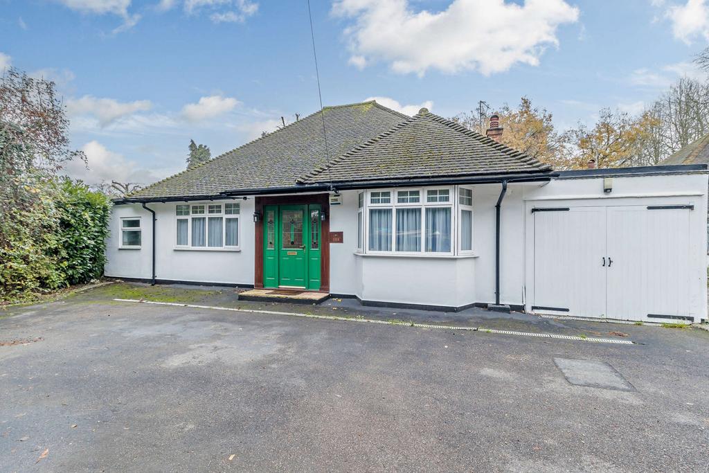 West End Lane, Pinner, HA5 3 bed detached bungalow £875,000