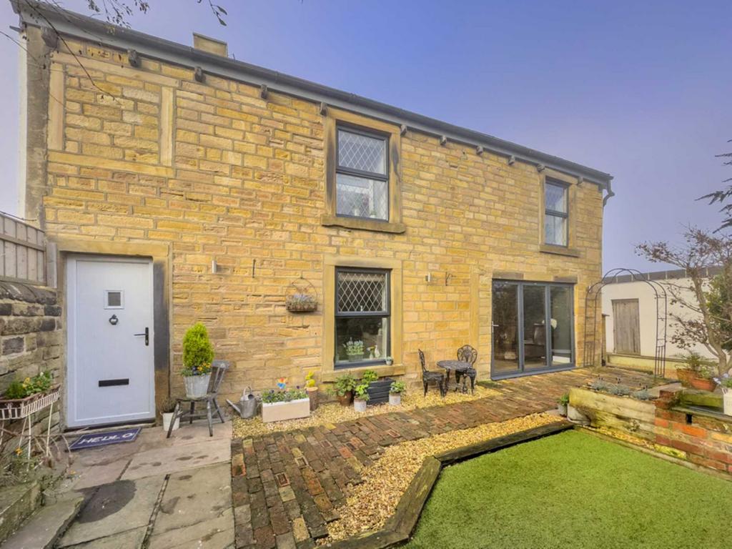Wakefield Road, Drighlington 3 bed detached house £370,000