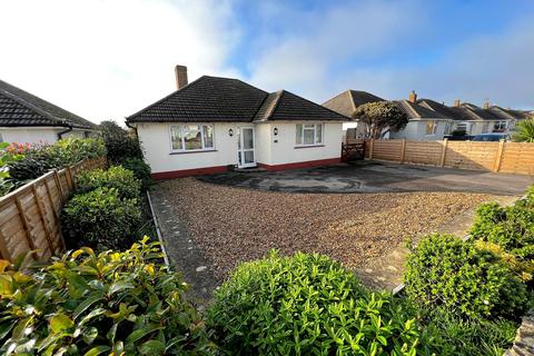 2 bedroom detached bungalow for sale - Arnolds Close, Barton On Sea, New Milton, Hampshire. BH25 7JW