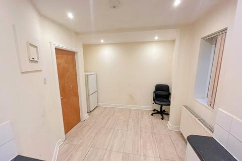2 bedroom flat to rent, Lloyd Street South, Manchester, Greater Manchester, M14