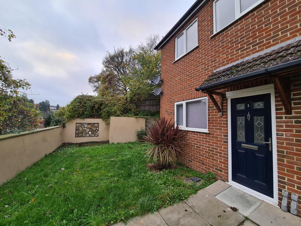 St Francis Close, Strood, ME2 1 bed £800 pcm (£185 pw)