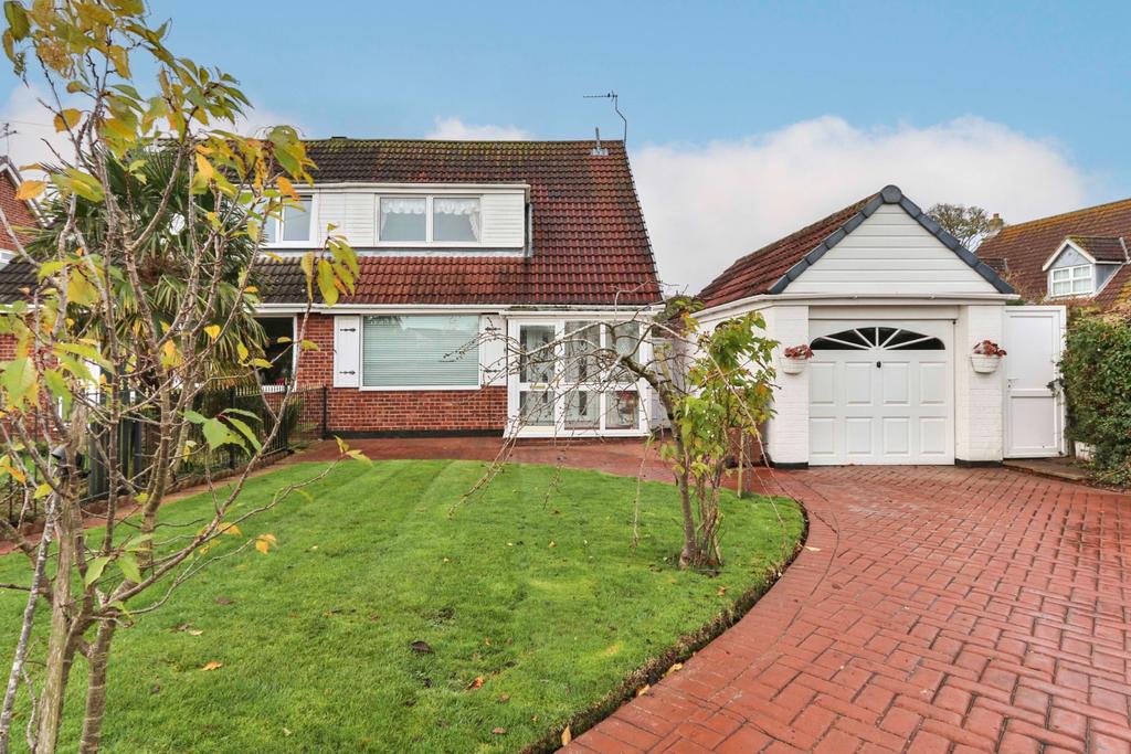 Hall Road, Sproatley, Hull, HU11 4PX 3 bed bungalow £195,000