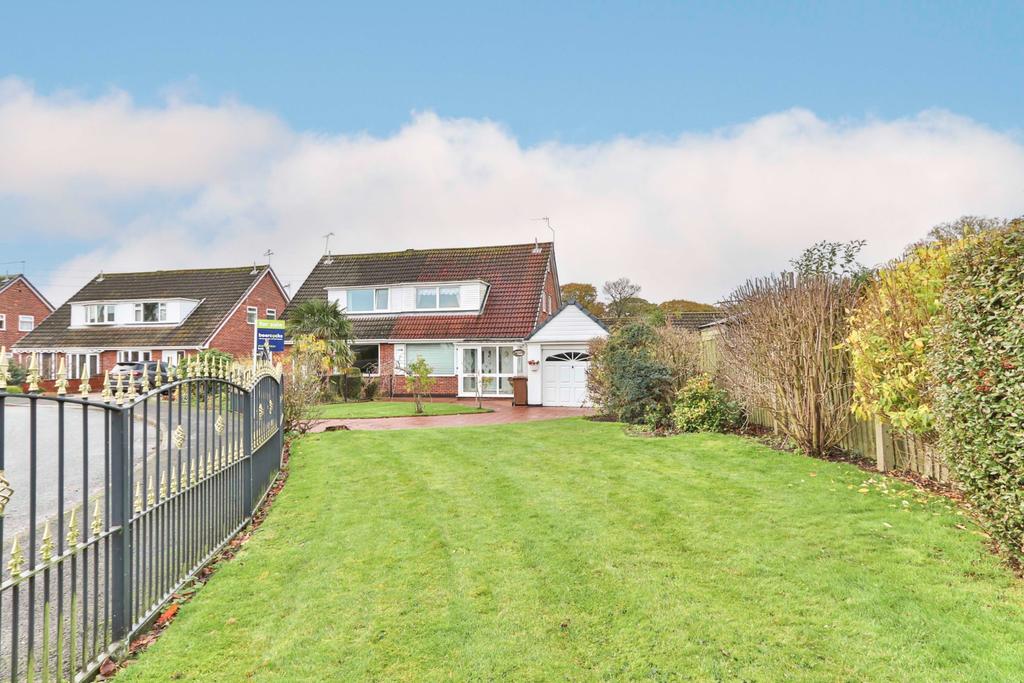 Hall Road, Sproatley, Hull, HU11 4PX 3 bed bungalow £195,000