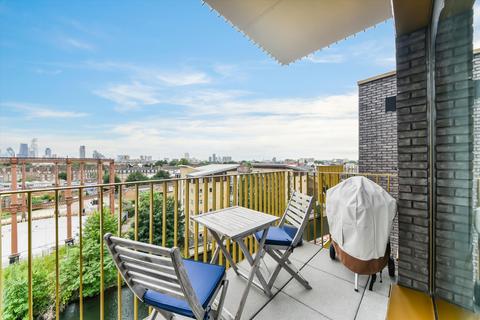 2 bedroom flat to rent - Andrews Road, London, E8