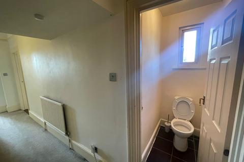 2 bedroom apartment to rent, Priory Avenue,, Hp13