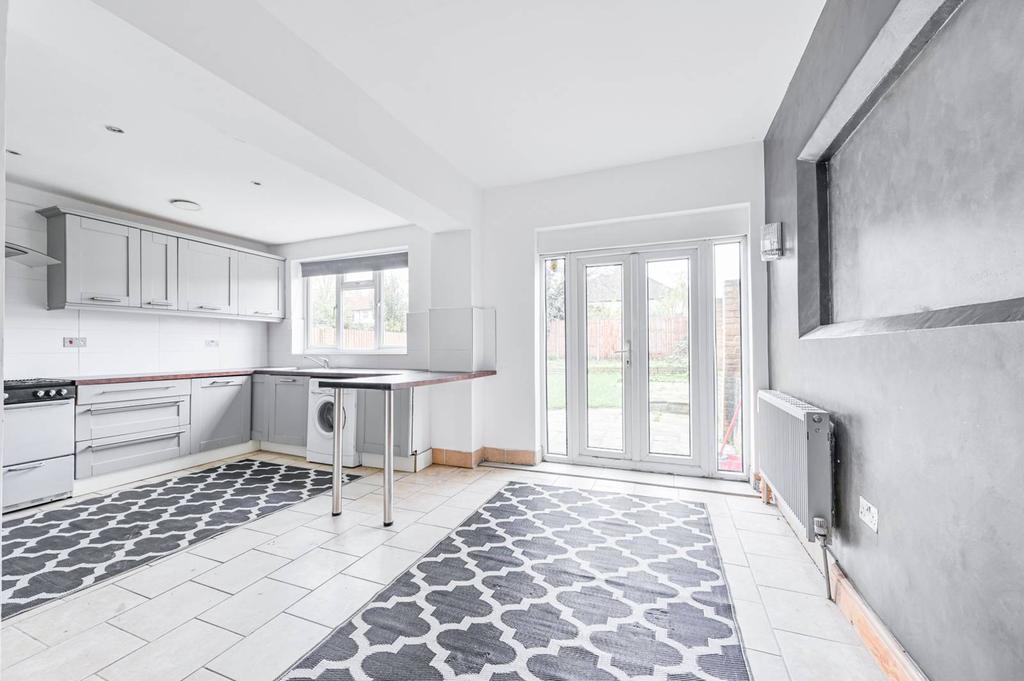 SIDCUP ROAD, Lee, London, SE12 4 bed semidetached house £3,000 pcm