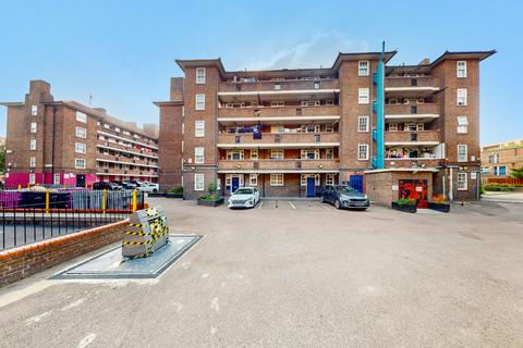 4 bedroom apartment to rent, Bracken House, London, E3