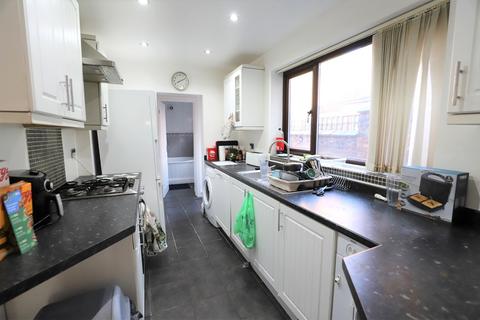 3 bedroom terraced house to rent, Lawson Terrace, Newcastle-under-Lyme, ST5