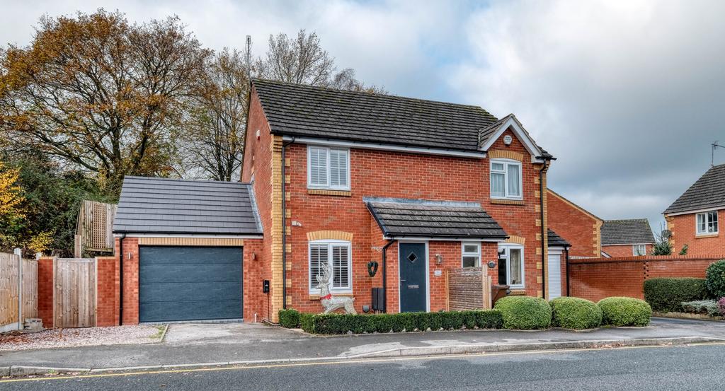 Blackwood Road, Bromsgrove, B60 1AN 2 bed semidetached house £280,000