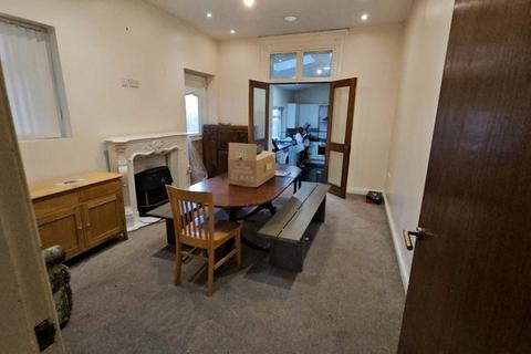 7 bedroom terraced house to rent, Richmond Grove(3 Baths, Bills inc), Manchester M13