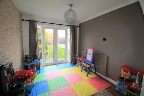 16 Leconfield Walk, Hornchurch, RM12 6NZ