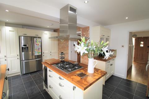 16 Leconfield Walk, Hornchurch, RM12 6NZ