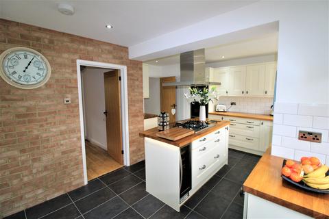 16 Leconfield Walk, Hornchurch, RM12 6NZ