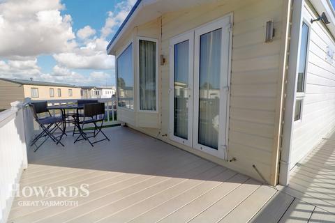 2 bedroom lodge for sale - North Denes, Great Yarmouth